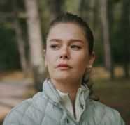 Rezumat episodul 15 „Fata de la fereastră”, difuzat în 27 octombrie la Kanal D: Cana îl anunță pe Sedat că Alp a intentat divorț și că aceasta vrea să dezvăluie adevărul despre aventura lor